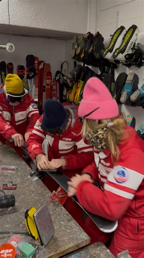 L'ESF DES 2 ALPES on Instagram: "Skis bien faits : réussite assurée. ⭐️ #esf #esf2alpes #esfofficiel #2alpes #skiinstructor #ski #moniteurdeski #lesdeuxalpes #frenchalps #fartage #affutage #atelier #teamétoiles #etoiledor"