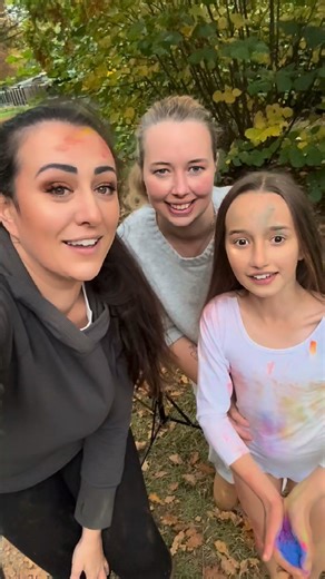 ✨ Ever wondered what magic looks like before it hits the final gallery? Here’s a peek behind the lens of a creative dance shoot, where movement meets storytelling. 🎥💃 Today’s beautiful model @sofia_capel_dancer #BehindTheLens #CreativePortraits #DancePhotography #BTSshoot #ArtInMotion | Kera Robson Photography