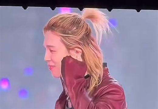 🎥 | Ele todo lindo no telão, e a voz do Jungkook dizendo “Sexy Jimin”… não mentiu em nada. 😂🤍🖤