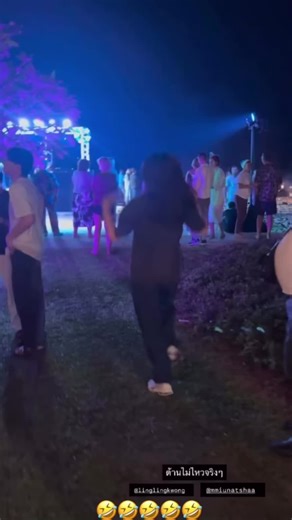 การเต้นหน้าฮ้านสนุกสุดเหวี่ยงกับหลิงหลิง