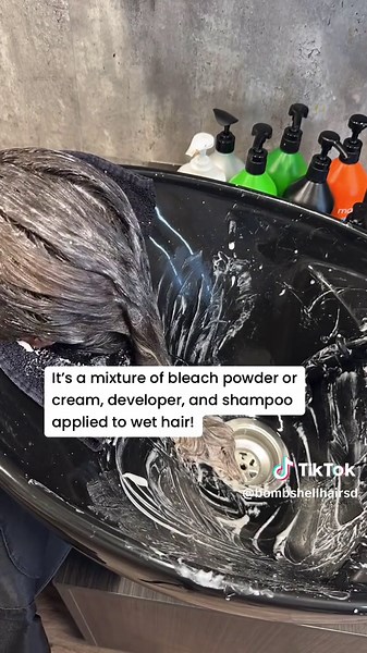 👩🏽‍🦳 Bleach Bath: Mixture of bleach powder or cream, developer, and shampoo applied to wet hair. 👩🏽‍🦳 Bleach baths are gentler than traditional bleaching and just as effective. 👩🏽‍🦳 It’s used for multiple techniques like removing color, refreshing blonde, or a safer option for lightening your hair. #hairlife #hairstylistlife #hairstylist #hairtips #hairtutorial #hairtransformation #haireducation #haireducator #knowledge #sandiegohairstylist #hairtok #fyp