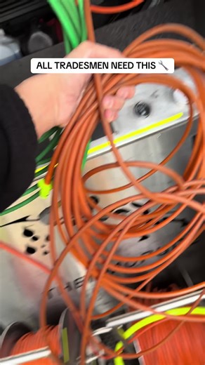 For sparkies, builders, landscapers, decorators , window cleaners 👇 🔌 Keeps extension leads tight 🛠 Stops knots & damage 🚐 Easy van storage 🏗 Perfect for site work Simple. Smart. On every van. ⸻ #TradesmenUK #OnSite #SparkyLife #BuilderLife #pov