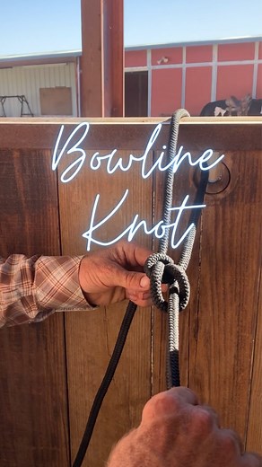 Here's why we don't use (caption ⬇️)❌ the common slip knot ❌❌❌ It is true that a slip knot is easy to tie, and use. If you have a horse that ties well it may be right for you.... BUT if a horse does set back on slip knot it can still tighten down and become very difficult pull loose. ALSO do you want to be the person between a horse that's pulling back and the tie, whilr trying to pull a slip knot loose? A bowline knot is a great choice for tying horses, especially young horses. Hogan Equine is 