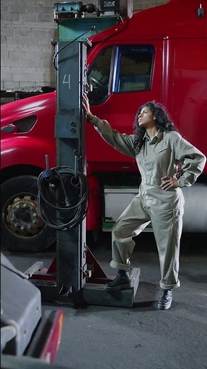 USA vs UK English: Lorry vs truck | Learn English with Jackie