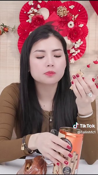 Võ Hạ Linh Official Review