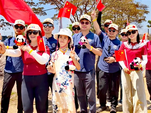 The 2025 DSA Charity Bazaar at Harare's Old Georgians Sports Club was a resounding success! 🎉 The festivities kicked off with a vibrant Chinese Lion Dance performed by talented young Zimbabweans, earning thunderous cheers from the crowd. 🇨🇳 Our Chinese pavilion became a bustling hub for cultural exchange, offering guests authentic Chinese snacks like Sichuan cold noodles 🍜 and savory beef dumplings 🥟. Displays of intricate paper-cuts, elegant ink paintings 🎨, and charming panda plushies to