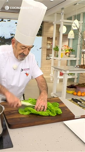 Amigos, hoy os quiero hablar de la acelga 🥬, una verdura de invierno que no puede faltar en nuestra mesa. Es fácil de cocinar, saludable y da mucho juego: en salteados, cremas o incluso gratinada. ¡No dejéis de comerla, os va a encantar! 😋✨ | Karlos Arguiñano