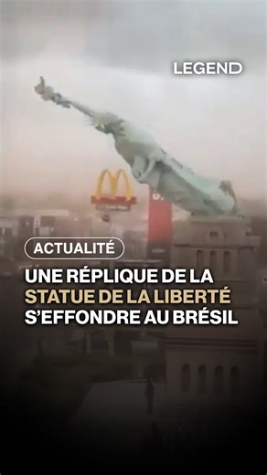 La réplique de la Statue de la Liberté située à Guaíba, au Brésil, s’est effondrée ce lundi lors d’une forte tempête, avec des vents dépassant les 90 km/h. Aucun blessé n’a été signalé. Haute de 24 mètres, la statue avait été installée en 2020. Au moment de l’incident, la région était placée en alerte rouge en raison de violentes intempéries qui touchaient le pays. | Legend
