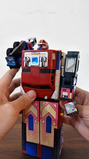 This Megazord was made in 1987, The joints are super loose now 😭 anyone else knows this guy? 🤣 #tokutoys #retrotoys #megazord #powerrangers #tokusatsu #sentai #nostalgia #fblifestyle #dxgalaxyrobo | Tokutoys