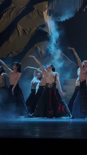 eye-catching！ #chinesedancer #dance #folkart #chineseclassicaldance #folkdance #dancer #dancina