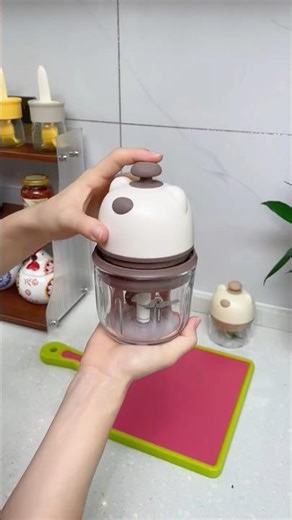 With the electric vegetable chopper machine, you can chop vegetables by pressing.