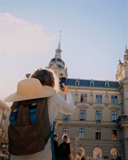 ✈️ 🚆Tu pars en week-end ? Génial ! Mais utiliser le Wi-Fi gratuit sans la protection d’un VPN pendant tes voyages, c’est là que les ennuis peuvent commencer. 🌧️ #VPN #escapadeduweekend | Avast Software