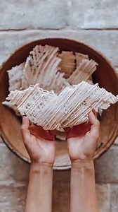 “𝙎𝙪 𝙁𝙞𝙡𝙞𝙣𝙙𝙚𝙪”: 𝙞 “𝙛𝙞𝙡𝙞 𝙙𝙞 𝘿𝙞𝙤” 😮 𝟐𝟓𝟔 𝐟𝐢𝐥𝐢 𝐝𝐢 𝐩𝐚𝐬𝐭𝐚 𝐟𝐢𝐧𝐢𝐬𝐬𝐢𝐦𝐚 che solo pochissime detentrici di quei "segreti" che si celano nel giusto dosaggio degli ingredienti sanno fare. 🖐🤚 Nel rispetto del rito di gesti, precisi, cadenzati e attenti a non alterare il prezioso impasto ottenuto dalla lavorazione di semola di grano duro e acqua, si procede alla tiratura della pasta fino ad ottenere dei fili sottilissimi, quasi invisibili che vengono disposti a stra