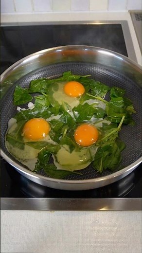 Unglaublich lecker wurde diese Spinat-Ei-Pfanne mit Feta & Käse!