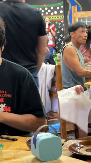 夜は台東の原住民料理のレストラン。着いたら大音量の歌のステージで圧倒され、予想外の料理が次々運ばれて圧倒され、とりあえず場に馴染もうとする殤不患　#にら旅