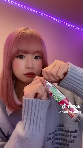流行中のフルーツロールアップお菓子チャレンジ！