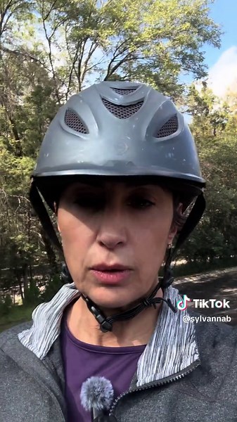 Si tus manos son un problema mientras montas, no es tu mano: es tu músculo serrato. Ese músculo olvidado que estabiliza tus escápulas… y unas escápulas estables son la base de manos suaves, contacto elástico y cero tirones. Los Serratus Wall Slides entrenan justo eso: control, movilidad torácica y una postura que sostiene sin tensar el cuello ni los hombros. Si quieres montar con un tren superior que no colapse y un contacto que tu caballo agradezca… empieza por aquí. 👉 Descarga mi guía de acon