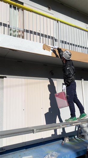 外壁の中塗り作業と使用する材料