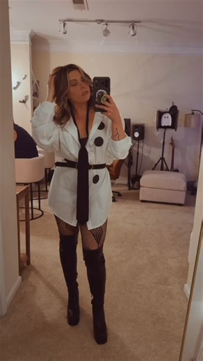 It’s Halloween📄🏢 . . . . #halloween #theofficememes #theoffice #jimhalpert #funny #costume #costumes #fun #meme #girl #girls | Jamie Kaye