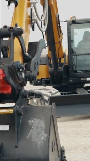 This is why you want a hydraulic QUICK COUPLER for your excavator!