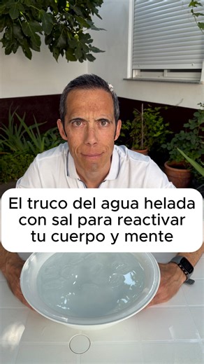 😮 ¿Meterías tu cara en agua con hielo y sal marina? Parece una locura… pero los beneficios son increíbles: ✨ Activa tu energía después de un día agotador. ✨ Reduce la inflamación del rostro. ✨ Mejora el estado de tu piel. ✨ Eleva tu ánimo en segundos. Lo mejor: solo necesitas un recipiente, agua, hielo y un poco de sal. 🌊❄️ 👉 Ahora dime 👇 ¿Te atreverías a probarlo o ni de broma? 😅 📌 Guárdalo para recordarlo y compártelo con esa persona que siempre dice que está cansada. | Goldman Salud Man