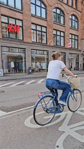 Cycling culture in Denmark 🇩🇰 🚴‍♀️ #denmark #discoveringdenmark #cycling #copenhagen #beautifulplaces #reelsviralvideo #tour #travel #trip #Europe | Discovering Denmark