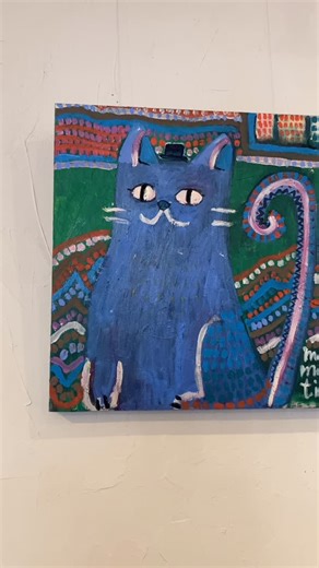 nantokado on Instagram: "kitoriさんにご協力いただきました maymaytitiさんの猫の絵の展示 本日pm3時で終了いたします 色とりどりのいろんな猫ちゃんたちに 毎日見つめられていて happyな気分になっていたので ちょっとさびしいのですが またいつかkitoriさんの企画で 猫ちゃんたちにお目にかかることが あるとことを祈っておわかれします kitoriさんmaymaytitiさん ありがとうございました💕 感謝いっぱいです💕 maymaytitiさんの絵、個人的には 街並みや教会、建物やピエロの絵も とても好きなんです ポストカードと水玉舎の絵本は引き続き販売いたしますので ぜひ、みにいらしてくださいね @kitorytale @maymay_titi #日野市 #絵本屋"