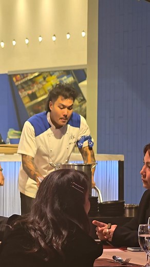 เบื้องหลัง Hell's Kitchen Thailand Season 2 EP8 "Table Side Service" รู้หรือไม่ ใน Netflix มีแค่ 2 นาที ... แต่เชฟใช้เวลาจริงๆเกือบครึ่งชั่วโมง ในการเสิร์ฟ 40 กว่าโต๊ะ ! นั่งโต๊ะสีแดงไกลๆ เลยได้เจอ - เชฟธนู Chef Prapat รภาปภัสร เต็มๆ ส่วนเชฟนัท กับเชฟโมนะ เห็นไกลๆ ซูมสุดยังไม่ค่อยเห็นเลย T_T #เบื้องหลัง #NetFlix #เชฟธนู #เชฟโมนะ #เชฟปภัสภ์ #เชฟนัทhk2 #HellsKitchenThailandss2 #HellsKitchenThailand #HeliconiaHGroup | Chef Addicts - ติ่งเชฟ
