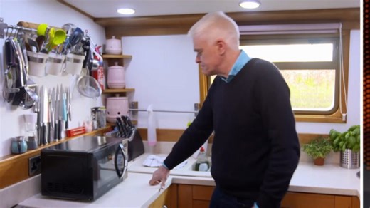 In this weeks Premium Vs Budget Test, Jon’s got a pair of microwaves to test – finding out which of the latest models offers best value, and he’ll even attempt to roast a chicken in them. To watch the full episodes from our latest series, head over to My5: https://www.channel5.com/show/the-gadget-show-shop-smart-save-money | The Gadget Show