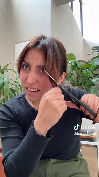 cortándome el fleco yo sola pq wtf con eso #locuraextrema 🤪🤪