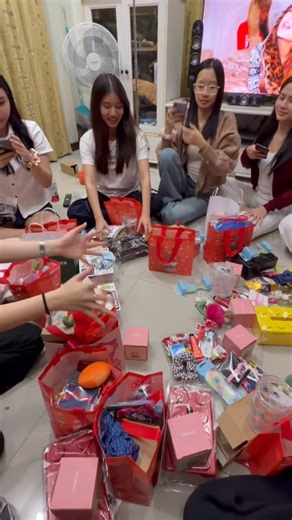 10 comments | small gift exchange with friends藍殺 #smallgiftexchange #smallgiftexchangetrend #2025 #giftgiving | Sukonlapat Kositsareewong | Facebook