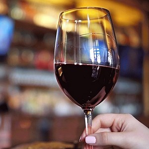 What makes The Capital Grille the ideal setting for Cocktail Time? Plates to share and wines you don’t have to. http://bit.ly/2VufroD | The Capital Grille