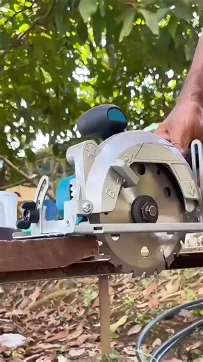 🔥5-Inch Electric Circular Saw Precision Meets Power – Cut Smarter, Not Harder ✔️45° Adjustable Bevel ✔️Three 5.5-inch cutting saw blades ✔️Variable Speed 0-5500 RPM ✔️Can be used for wood, plastic, stone, etc. Go cordless without losing power. With three blades ready for any task, this isn’t just a saw – it’s your new cutting companion. | KuKua Tools