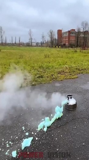 Coca-Cola and Mentos Super Reaction #test #cocacola #experiment #science #elephanttoothpaste #scienceexperiments #tests #cola #mentos