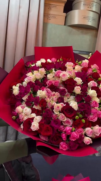 Pink and Red Spray Roses💗🌹 Call or WhatsApp 🇹🇹 1 (868) 283-7769 Delivery Available Nationwide🌷🇹🇹 #trinidad #flowerposttt #florist #valentines2026 #trunidadvalentines