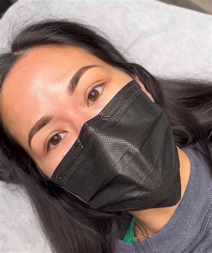 Hybrid Brow 😍 3D strokes in the front and machine shading for a more polished brow. Color will oxidize during the 10 day healing period and will darken every day. Color fades 20-30 percent and replaced at 6-12 week touch up! Check out my website for more information! Www.chibrowtique.com #chicagomicroblading #powderbrowtattoo #brow #chicagobrows #browtattoo #browartist #eyebrows #makeup