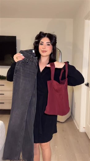 Charlize Perez on Instagram: "Get dressed with me for a date night 🌹 (I finally bought low rise jeans & loveee how they look 🤩) Jeans & corset: @edikted Heels: @target Purse: @coach Brooklyn 23 @rhode glazing mist for body glow ✨ #getdressedwithme#outfitinspo#outfitideas#datenightoutfit#fyp#grwm"