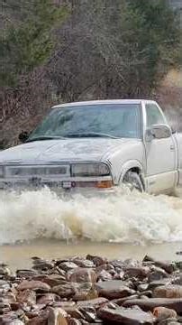 2WD S10 Rescues Lifted ZR2 S10 #S10 #ZR2 #Chevy #OffRoad #DunnDifferent #KiamichiTrail #KTrail