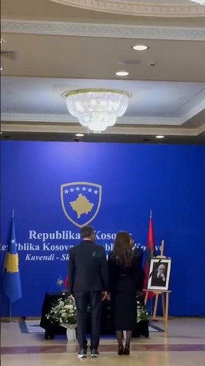 U.d. Presidentja Albulena Haxhiu merr pjesë në homazh përkujtimor dhe shkruhet në Librin e Zisë