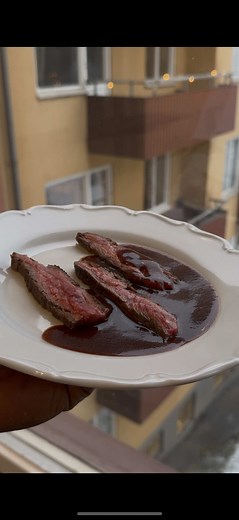 Flankstek med potatismos och rödvinssås