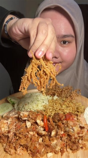 Ayam geprek pake dobel karbo🫣😋 ga ada yang ngalahin nikmatnya ayam geprek yang beneran digeprek pake Indomie giniii🤤🥹 #mukbang #mukbangeatingshow #ayamgeprek #friedchicken #indomie