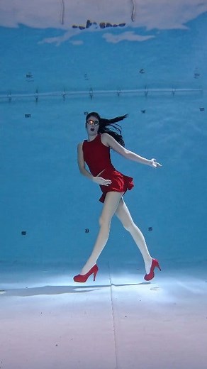 Hold me tight Underwater TikTok dance | LoveHate Thing [Underwater dance, dancing underwater, underwater dancer, TikTok dance, dance challenge, dance performance] #underwater #dance #pool #tiktok #heels | Silvia Solymosyová