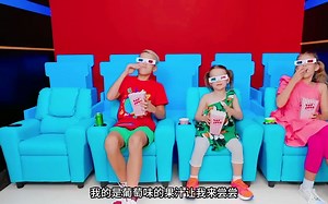 小姐弟组团去看电影，可是走错了电影厅，里面的影迷竟都是狗子