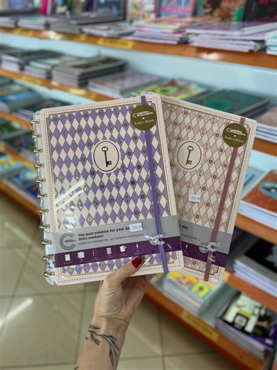 E.M.Informática - Papelaria | REPOSIÇÃO DE CADERNO INTELIGENTE! ✨📒 Chegaram as novas capas da linha 2026, além de algumas reposições que fizeram muito sucesso nessa... | Instagram