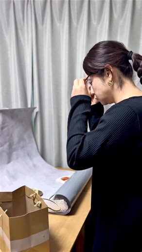 リール超初心者ガイド🔰動画のコツ♢Canva&VLLO🫧 おけい on Instagram: "【保存版】センス不要！魔法の「T字」構図📸 「動画のセンスがない…」 「なんかパッとしない…」 そう悩んでる人、 難しいこと考えすぎてない？🤔 実は、プロが息をするようにやってるたった一つのルールがあるんです。 それが【構図】。 前回色々紹介したけど、 覚えられない！難しいって時には、 例えば、まずは画面の中に「T（ティー）」の字を見つけるだけで… ✅ 視線が主役に吸い寄せられる ✅ 奥行きが出てプロっぽくなる ✅ 画面がギュッと引き締まる これ、風景でもカフェでも 自撮りでも全部使えます✨ 「構図とか難しくて無理！」って思ってた人も これなら今日からできるはず👍 保存して、次回の撮影で 「T」を探してみてね！ ────────────── さらに！ 「もっと色んな構図を知りたい！」 「シーン別の正解アングルが知りたい！」 という方のために… 撮影現場でそのまま使える 📸『アングル25選』 をプレゼント中🎁✨ ▽受け取り方は簡単 ① @okei_to_okeiko をフォロー 