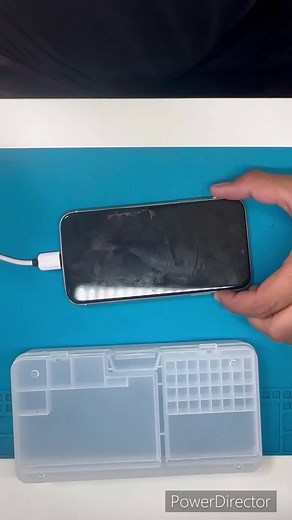 Neste vídeo, mostro o passo a passo completo da manutenção de um iPhone 11, incluindo a troca da tampa traseira e da tela. Acompanhe como realizo cada etapa com precisão e cuidado, garantindo que o aparelho fique como novo. Veja o resultado final e como o iPhone mantém todas as suas funcionalidades originais. Se precisar de serviços de manutenção, entre em contato comigo pelo número 27 99716-3040. #assistenciatecnica #apple #iphone #reparoemplacas #tecnicocelular