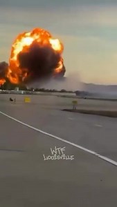 🚨 BREAKING: HORRIFYING moment as cargo plane burns and explodes after touching down in Louisville HUGE fire has broken out and a shelter in place order is in effect This is a disaster 🙏 | Sure