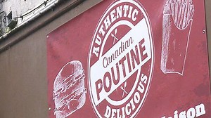 La poutine, le plat traditionnel du Québec, à la conquête de la France ! 😍 | M6 Info