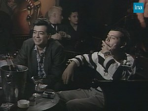 💰 Ça vaut combien un tableau de Di Rosa ? 💰 Deux frères et deux artistes... qui bossent ensemble ! 😲 Je reçois les frères Hervé et Richard Di Rosa 🧑‍🎨 Le début du succès ? À 20 ans au début des années 80 ! Ils me racontent pourquoi ils ont commencé la peinture : selon eux, leur "seul moyen de s'en sortir' 👈 Ça se vend pour combien ? "Ça dépend de la taille !" Mais ils s'en sortent pas mal 💶 > Lunettes noires pour nuits blanches | Antenne 2 | 05/11/1988 #INA #Arditube #Ardisson #DiRosa | I