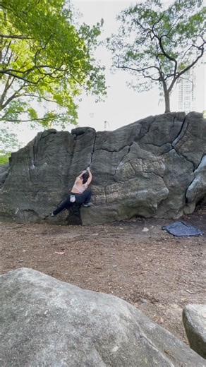 The Exterminator V6 | NYC Central Park | Rat Rock Boulder #bouldering